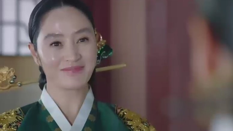 seoseouen's tweet photo. The Queen is really happy to have her. Congratulations Cheongha!!! She will definitely add chaos inside the palace. 

#UnderTheQueensUmbrella
#UnderTheQueensUmbrellaEp12 https://t.co/TQo2LHxJB1