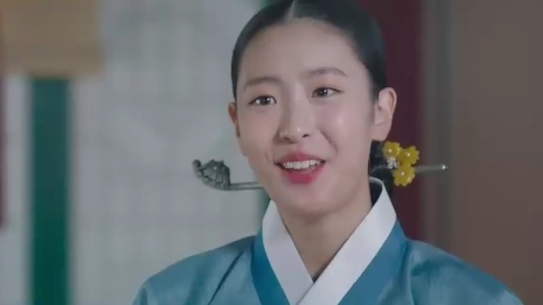 seoseouen's tweet photo. The Queen is really happy to have her. Congratulations Cheongha!!! She will definitely add chaos inside the palace. 

#UnderTheQueensUmbrella
#UnderTheQueensUmbrellaEp12 https://t.co/TQo2LHxJB1