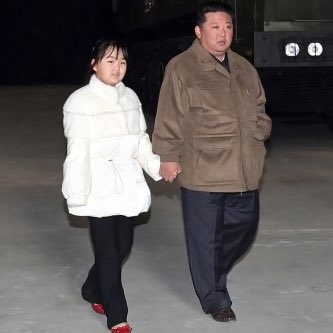 choquei's tweet photo. 🚨VEJA: Pela primeira vez foram divulgadas imagens públicas de Kim Ju Ae, filha do Kim Jong-un, líder da Coreia do Norte.

A menina é vista junto do pai e da mãe durante o teste de um missíl intercontinental. A menina tem aproximadamente 9 anos de idade. https://t.co/HGZOymrsFq