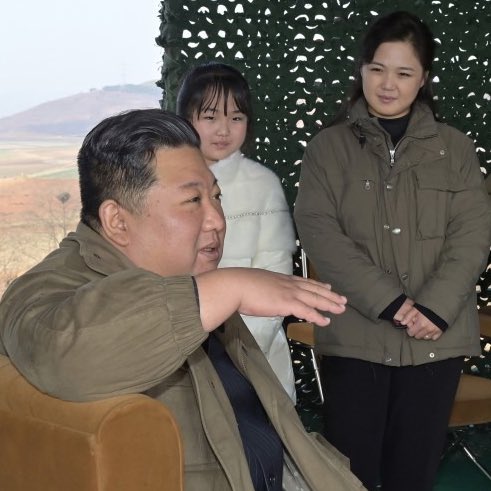 choquei's tweet photo. 🚨VEJA: Pela primeira vez foram divulgadas imagens públicas de Kim Ju Ae, filha do Kim Jong-un, líder da Coreia do Norte.

A menina é vista junto do pai e da mãe durante o teste de um missíl intercontinental. A menina tem aproximadamente 9 anos de idade. https://t.co/HGZOymrsFq