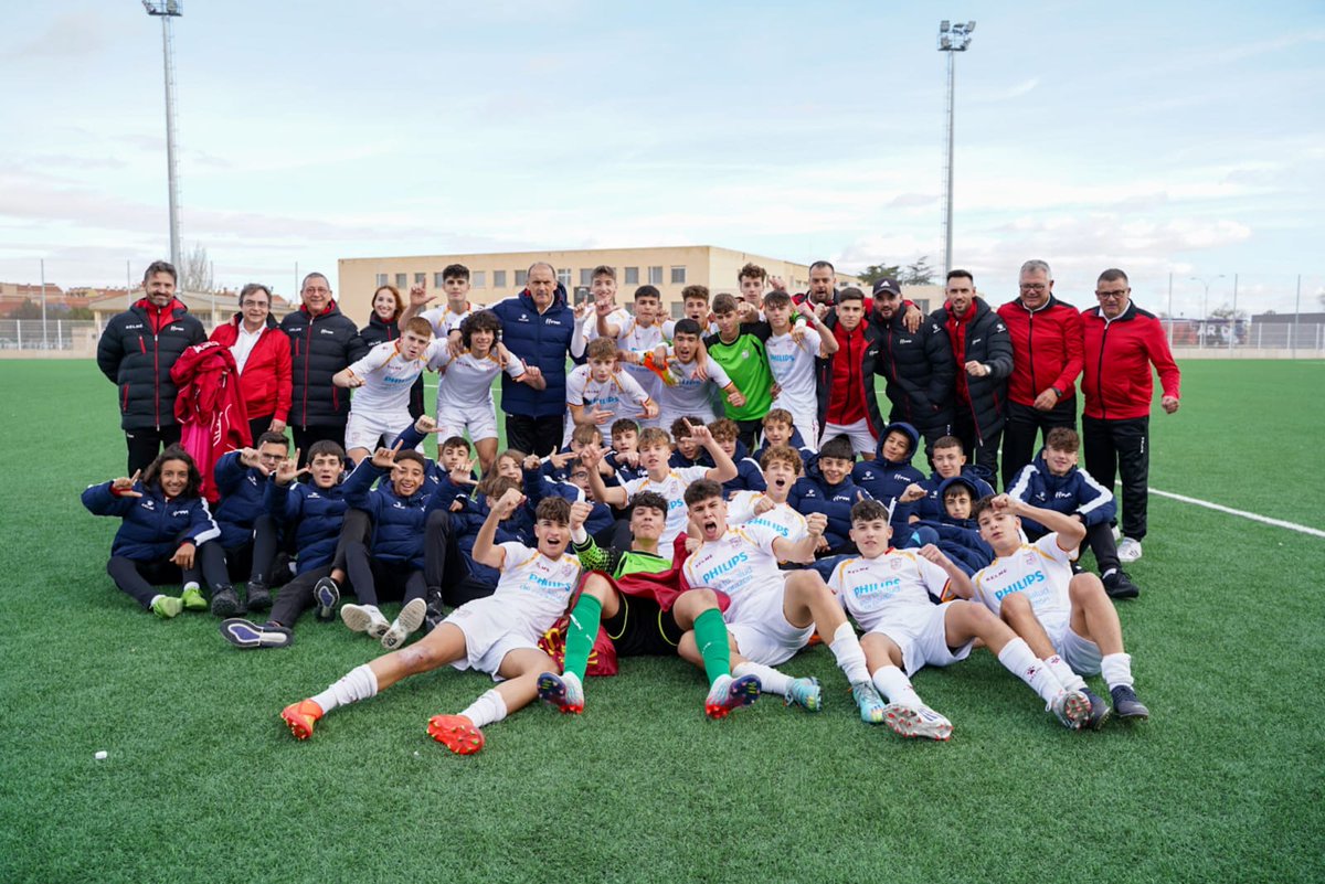 📸🙌 ¡𝗙𝗢𝗧𝗢 𝗗𝗘 𝗙𝗔𝗠𝗜𝗟𝗜𝗔! 

🤩 ¡Nuestras dos selecciones de fútbol hacen historia en Tudela y se clasifican para la FASE ORO!

• #Sub16 ✅
• #Sub14 ✅

🗣️ #VamosFFRM / ¡Gigantes!