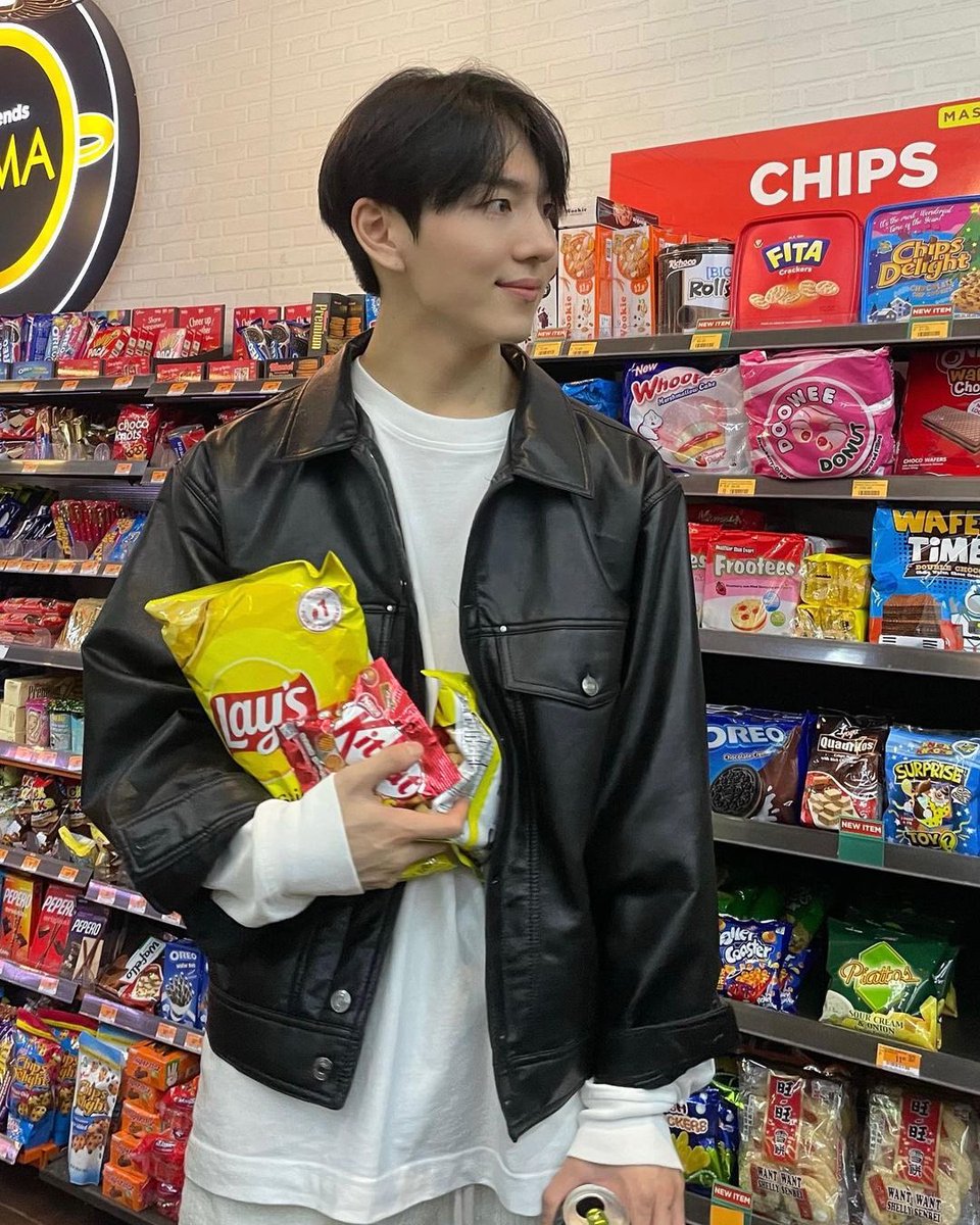 Hi mutual kinos! ✨

Saya baru kembali on lagi! karena udah ga kuat mau diving akibat keloyoan diri, yuk mulai new convo aja✊

Kalian apa kabar? Kangen kinos ga? ada hadiah Snack nih buat kalian yang kangen saya 🛍️