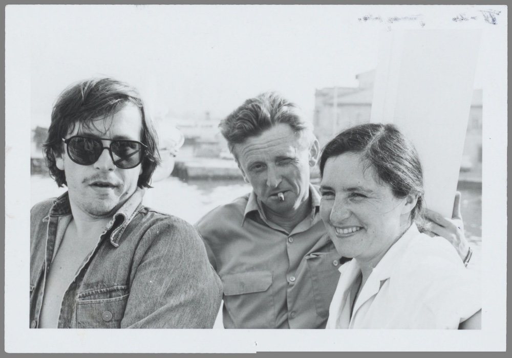 Mort aujourd'hui du réalisateur Jean-Marie Straub. 
Ici (au centre de la photo) avec sa femme Danièle Huillet et son chef-opérateur Renato Berta, sur le tournage de 'Fortini/Cani' (1976). #jeanmariestraub #straub #huillet #cinema #renatoberta #photogrammes