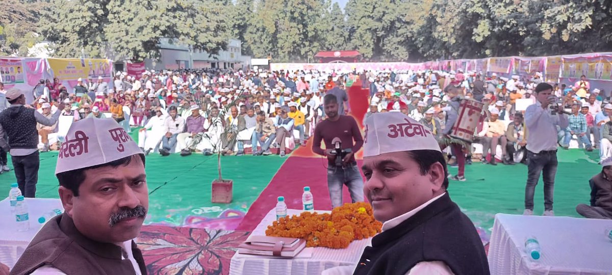 ImranSyedDanis1's tweet photo. गजब का हुजूम उमड़ा है रेलवे के मैदान इज्ज़त नगर बरेली में पेंशन पुरूष विजय कुमार बन्धु को लेकर हर विभाग के पेंशन विहीन कर्मचारियों में ज़बरदस्त उत्साह।।
#मंडलीय_महासम्मेलन_बरेली
#WeWantOPS
@narendramodi
@ANI
@vijaykbandhu
@ndtvindia https://t.co/OZtQ1RfR6y
