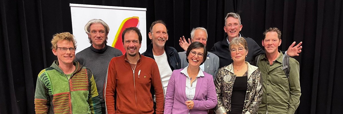 StadsdichtGouda's tweet photo. Negen van de elf #stadsdichters van Gouda: vlnr Aai Gerhardt, @RuudBroekhuizen @ccknars @jangraafland @KlaraSmeets @PeterNoordhoek @PStroopvanRenen @HannekeLeroux en Aart Both https://t.co/JA38HD8K6K
