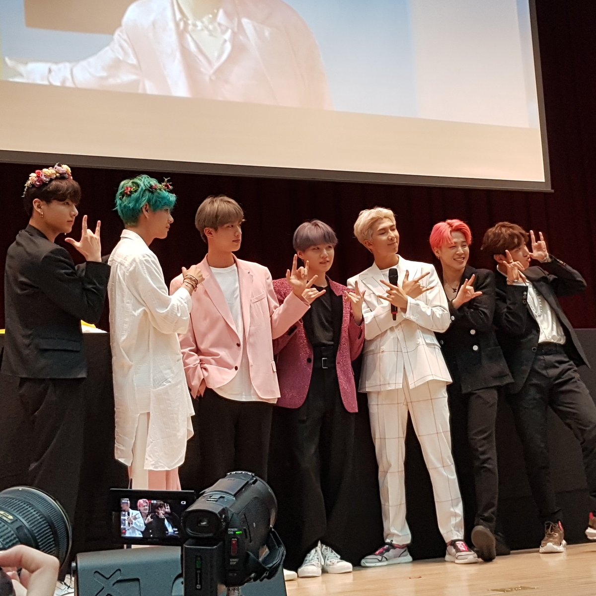 Hanhtrang04's tweet photo. I’m voting for @BTS_twt for Favorite K-Pop Artist #AMAs

BoyWithLuv https://t.co/mN8tQYC9cQ