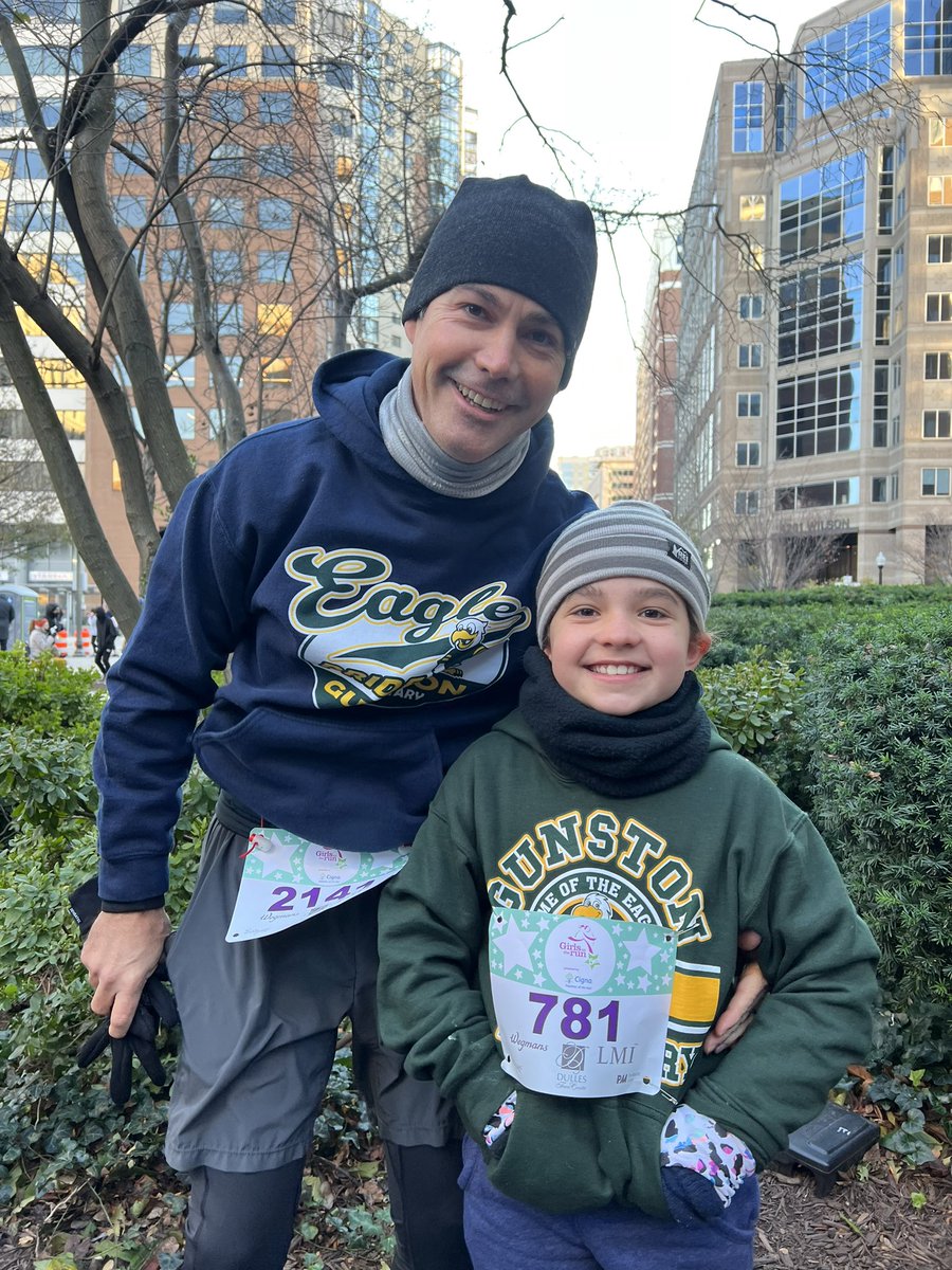 stacyomara's tweet photo. Two peas! @GunstonElem #GOTRNOVA5K https://t.co/B3IB3oRGgL
