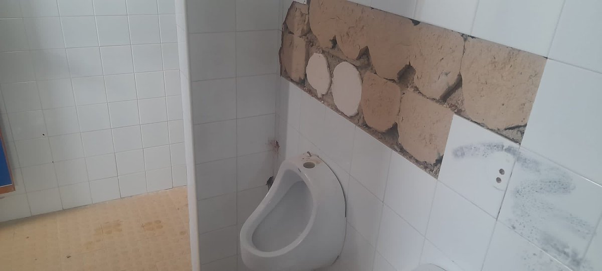 NO TODO SON BUENAS NOTICIAS
Lamentamos comunicar que, en la madrugada del viernes, el Campo de Béisbol de La Torrealta y el Club Béisbol y Sofbol Molina sufrió un acto de vandalismo en las instalaciones y robo de gran parte del material de béisbol del Club