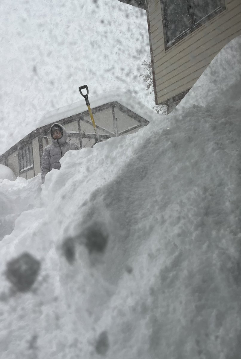 ReeReeNewYork's tweet photo. @Sabia_v_Loon Can we switch places? Please? Just for a day or perhaps 4,000?
#BuffaloStorm2022 https://t.co/V5FKkfSfy4