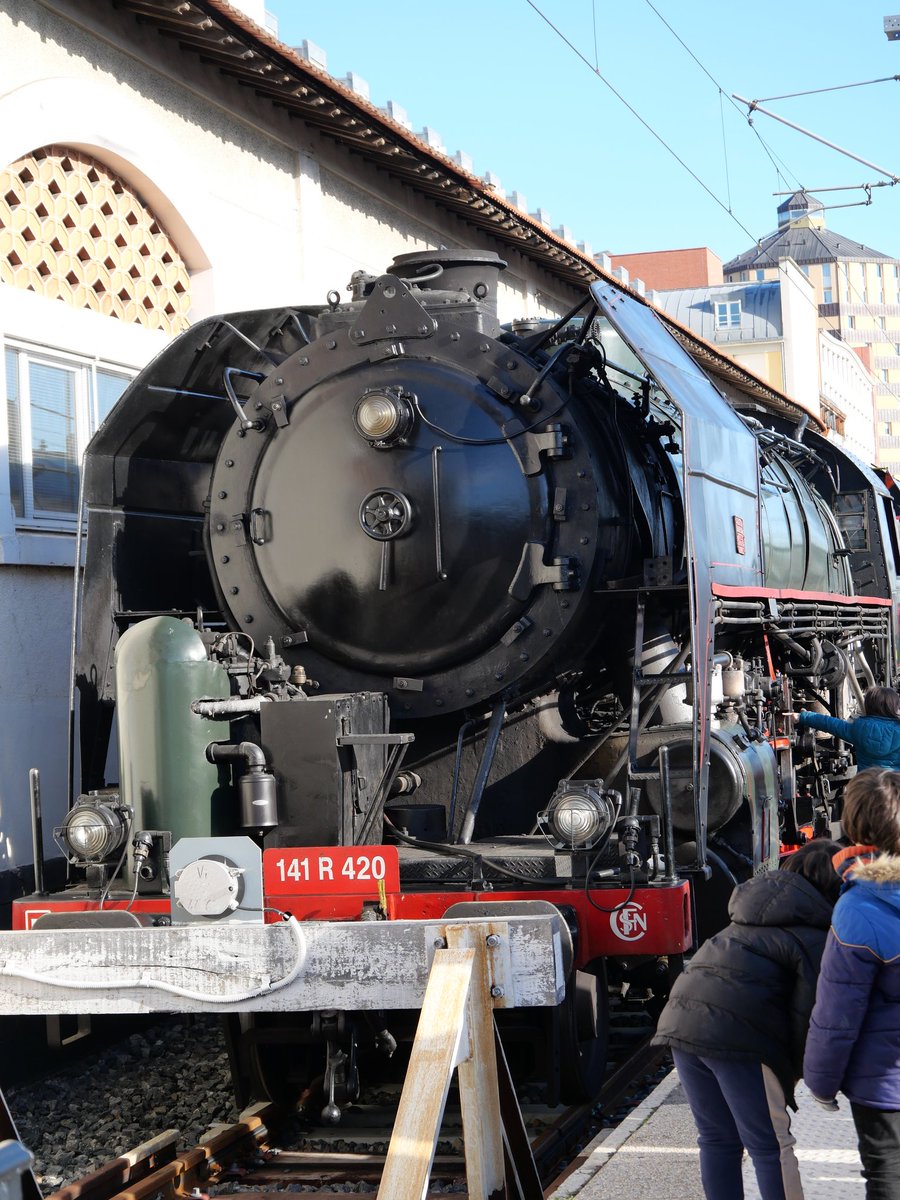 Petit voyage dans le temps ce matin à la gare de Clermont-Ferrand, pour rendre visite à la locomotive 141r420 et d'autres voitures anciennes 🚂🚃