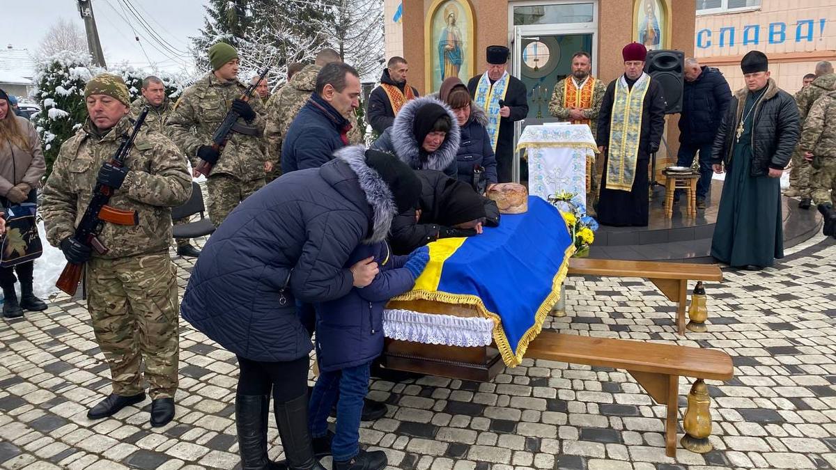 Ивано-Франковск...Все меньше и меньше местных мужчин на кадрах похорон...
20.11.2022
kl.informator.ua/2022/11/20/u-g…