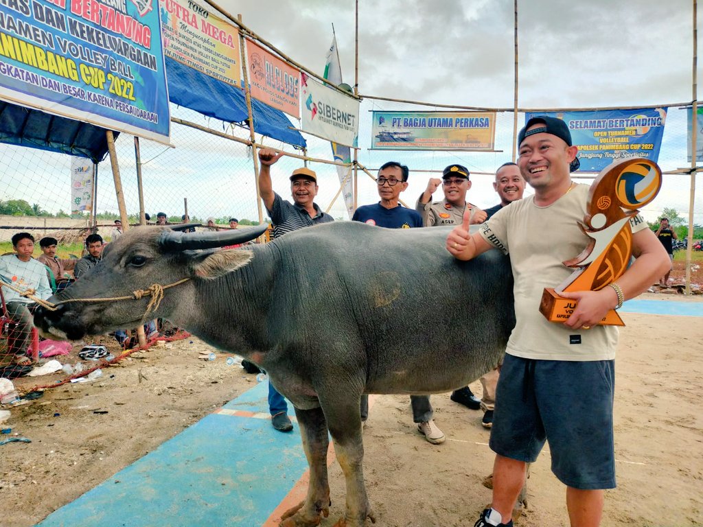 hasan30PIS's tweet photo. Menghadiri final Open Turnamen voly ball Kapolsek Panimbang di Lapangan Saladengen Kec Panimbang. https://t.co/37iL5Oxvc8