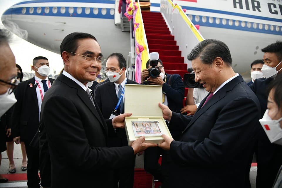 chanya_nath's tweet image. ลุงตู่มอบภาพประธานาธิบดีสีกับภริยาที่เข้าเฝ้าพระเจ้าอยู่หัวเมื่อวาน ใส่ในกรอบเงินให้ท่านสีก่อนขึ้นเครื่องกลับจีน

ดูหน้าท่านสีออกจะปลื้มกับภาพที่ได้รับมิตรภาพเเห่งการใส่ใจต่อกันมากๆด้วย #APEC2022THAILAND