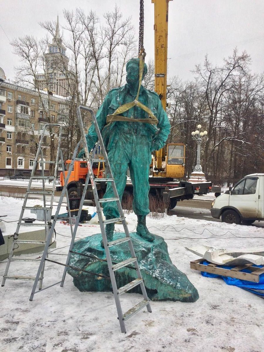 памятник фиделю кастро в москве