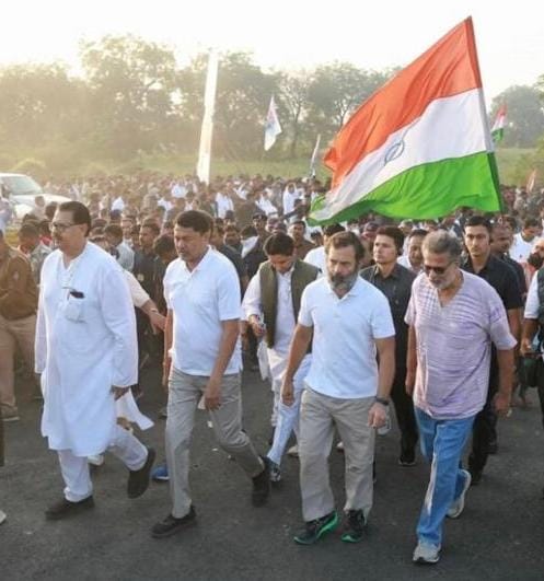 SanjaySDutt's tweet photo. After participating in #BharatJodoYatra in TN, had the privilege of doing so again in #Maharashtra.

Proud of my Compassionate Leader #RahulGandhi Ji, on Mission to Unite India.

अंधियारे से दूर कहीं, 
अब नया सवेरा गढ़ना होगा, 
राहुल गाँधी जी के नेतृत्व में,
यूंही आगे बढ़ना होगा! https://t.co/hwOFygpvDd