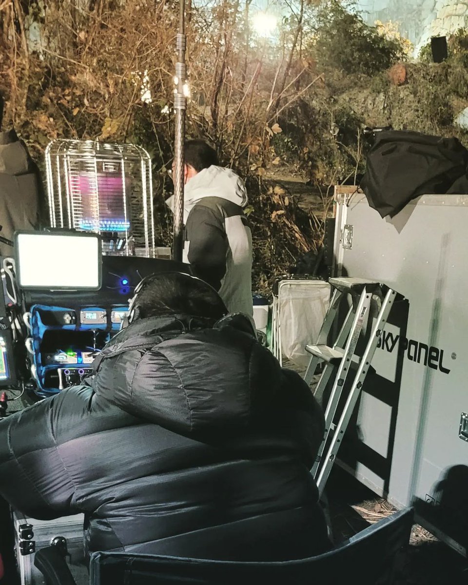 arthdal_support's tweet photo. [Behind the Scenes]

Kwak Hanjin is introducing his friend Moon In Seol, the sound killer, keeping track of things like planes that can interrupt the sound at the set for #ArthdalChronicles2 

🔗https://t.co/luK03a7wOb

#ArthdalChronicles #아스달연대기 https://t.co/mvIxy9T1jY