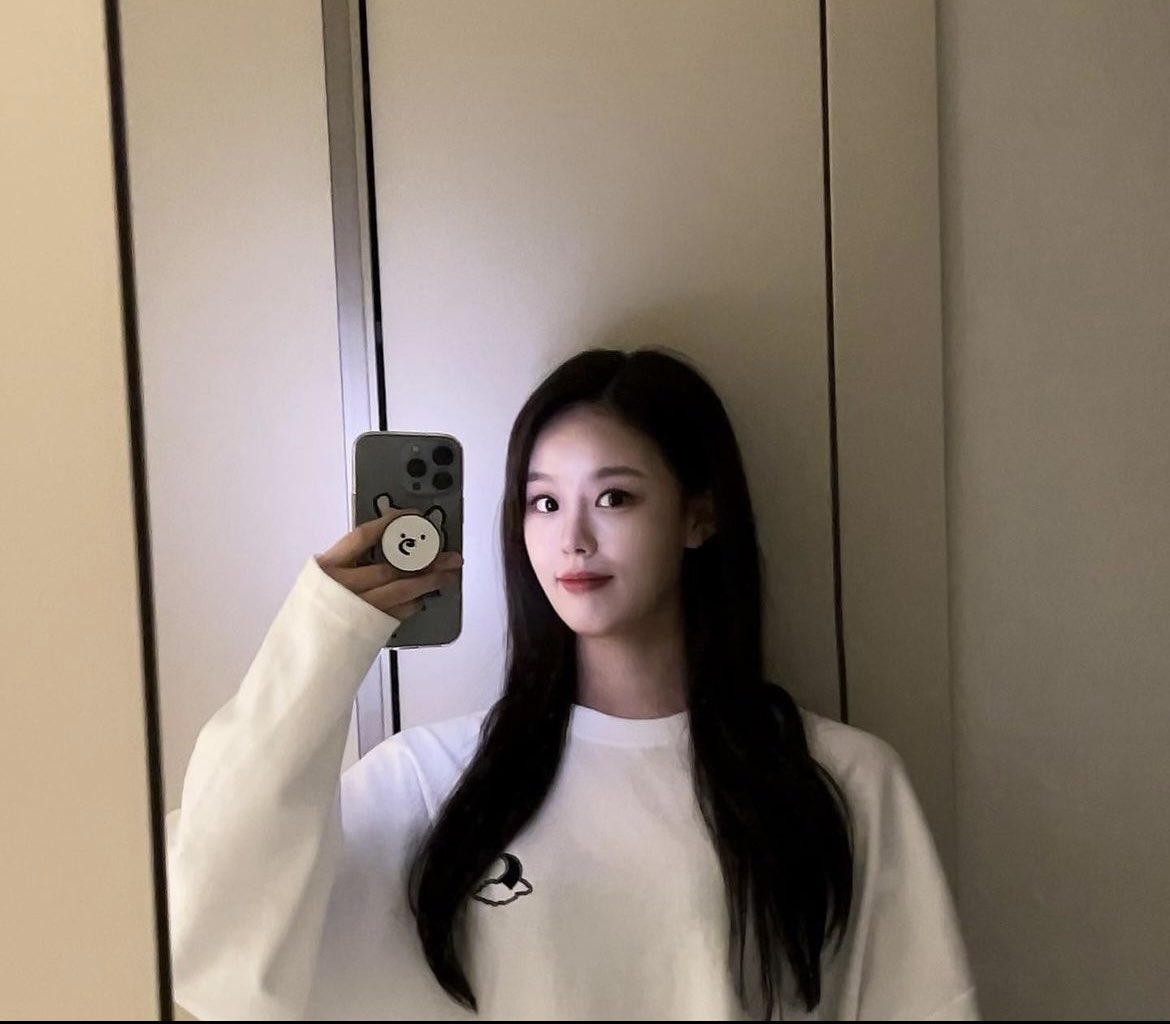 utm_office's tweet photo. 배우 이유진 님께서 under the moon 제품을 이쁘게 착용해 주셨습니다!🌝
예쁜 사진 감사드립니다!🌙
 
CELEB : 이유진

PRODUCT : under the moon 자수 로고 긴팔티
 
PRICE : 68,000 > 40,800

HOMEPAGE : https://t.co/eeYy23UbF2

#이유진 #연플리 #연예플레이리스트 https://t.co/WhTKjhcRj8