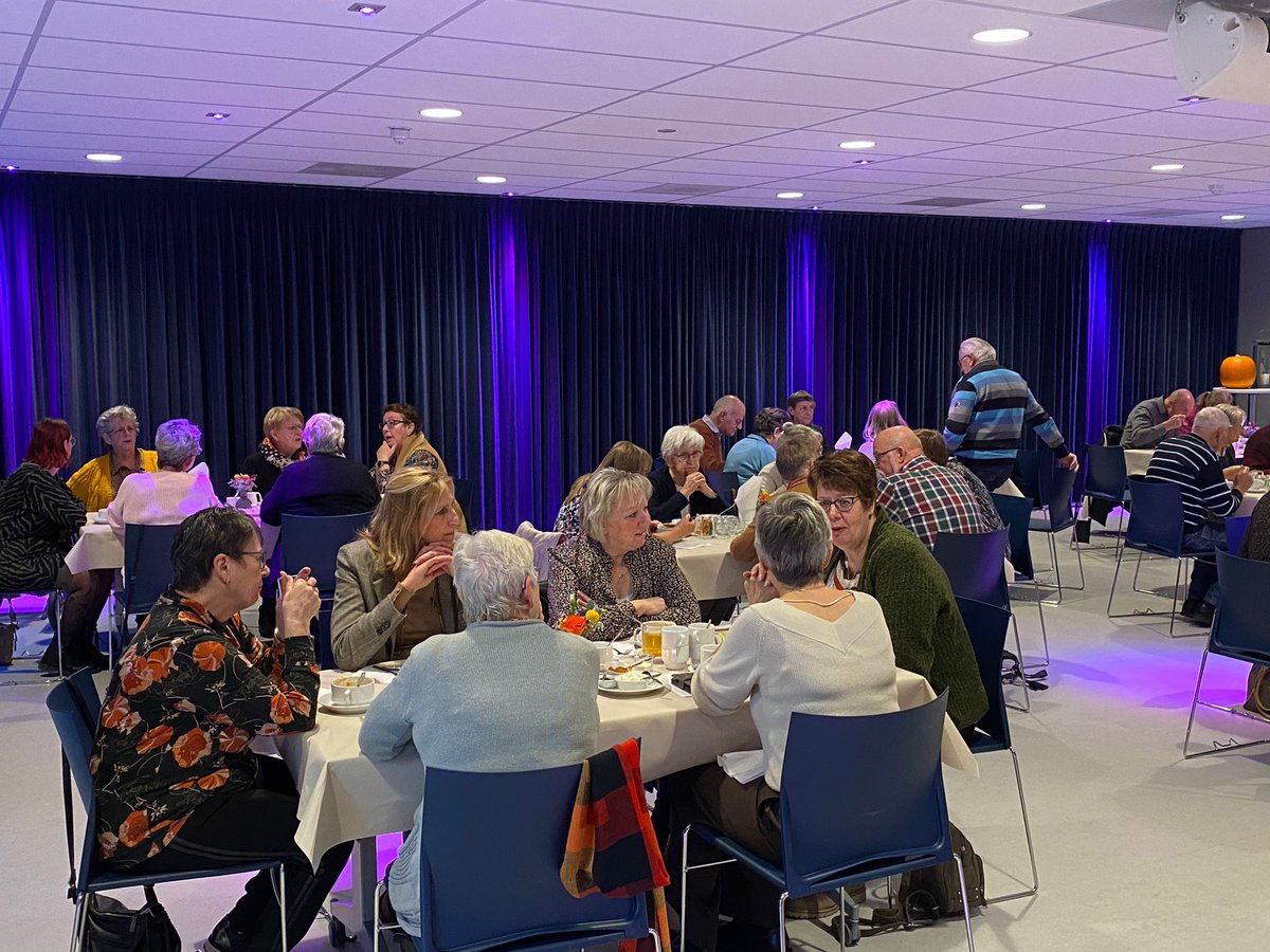 Op zaterdag 19 november werden ruim 60 #mantelzorgers door wethouder Mathijs Kuijken in het zonnetje gezet in gemeenschapshuis Den Eijkholt in Luyksgestel. Naast een overheerlijke brunch ontvingen zij een attentie voor hun warme zorg.