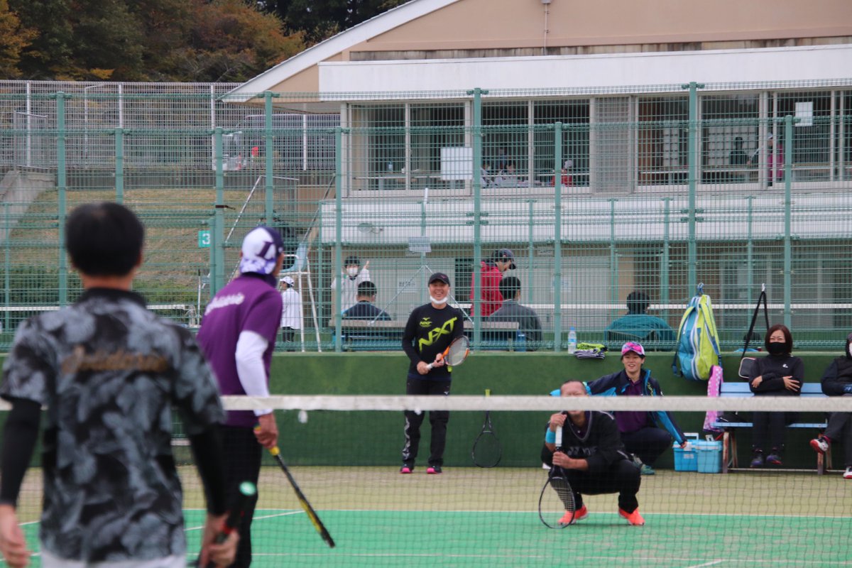Solidariesoftt1's tweet photo. 本日、いわき市ソフトテニス納会大会に参加しました！後衛の皆さんの走りはすごかったです😃前衛の皆さんもポーチのタイミングが合ってきて楽しみながら反省点もあり、最後はチーム同士の対決で盛り上がって終わりました！ https://t.co/wxikvalpob