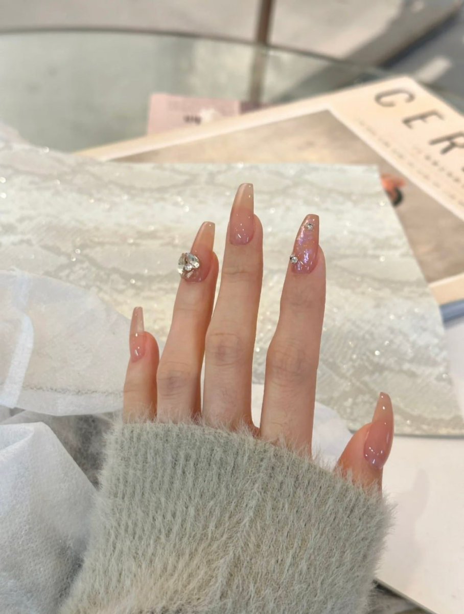 i got some new nail art 😊🥰