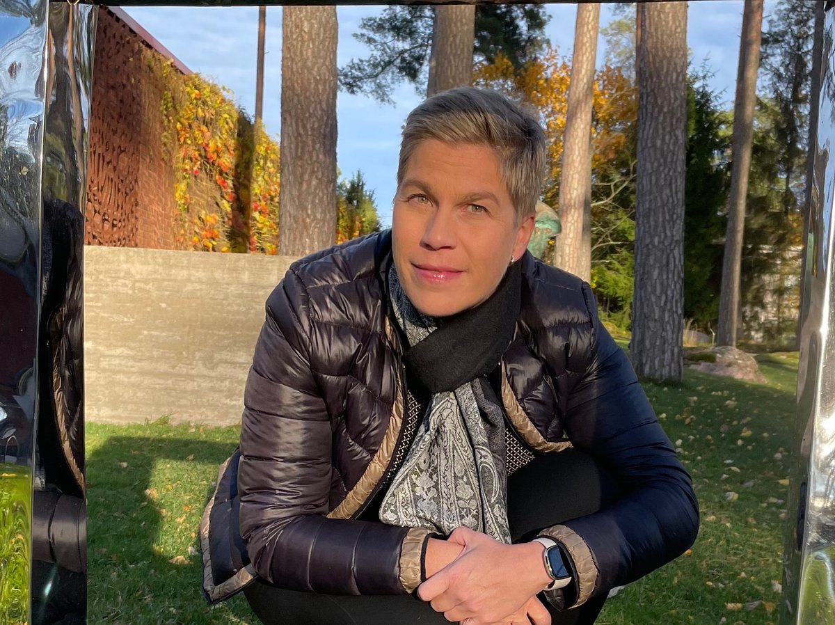 Hyvän asian puolesta mukana, kiitos haasteesta <a href="/dbsata/">Sari Takala</a>! Vihreät silmät, harmaaseen taittavat vaaleat raidat hiuksissa, kiiltoa huulissa. Haastan mukaan @anumannikko. #SokeidenViikko lisätietoa minun-kuvani.fi