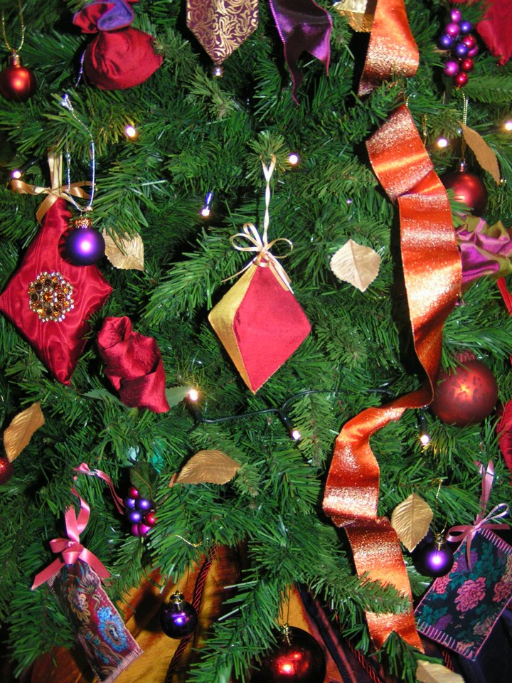 TextileArchive's tweet photo. Its almost Christmas 🎄
When is too early to put your tree up? 🤷♀️
These pictures are from our 2012 (10 years ago!) tree, and are starting to get us in the Christmas spirit!
#Christmas #Throwback #RedDecor #ChrismasinBraintree https://t.co/eU7VOkUdW3