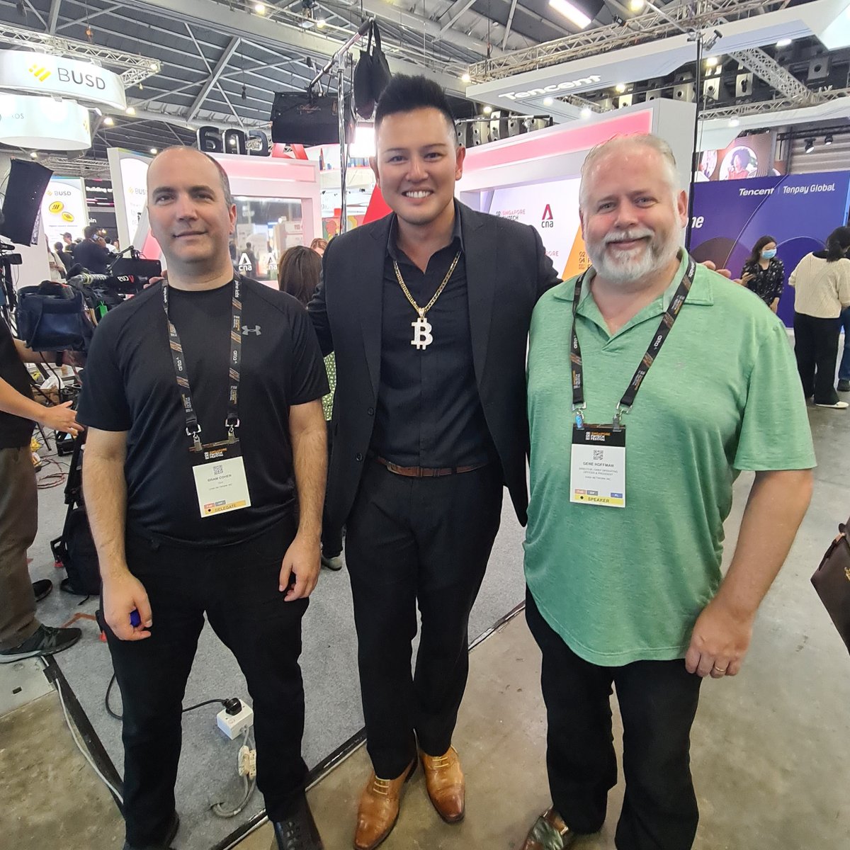 Elated to meet:
@BramCohen, creator of <a href="/chia_project/">Chia Network</a>, creator of P2P #BitTorrent protocol in 2001
+ 
@HoffmanG, COO of #CHIA, formerly <a href="/Vindicia/">Vindicia</a> 
at @SgFintechFest 🙌🏼

#XCH $XCH implements the #ProofofSpaceTime #Blockchain consensus algorithm

#SgFintechFest <a href="/BitTorrent/">BitTorrent</a> #FinTech