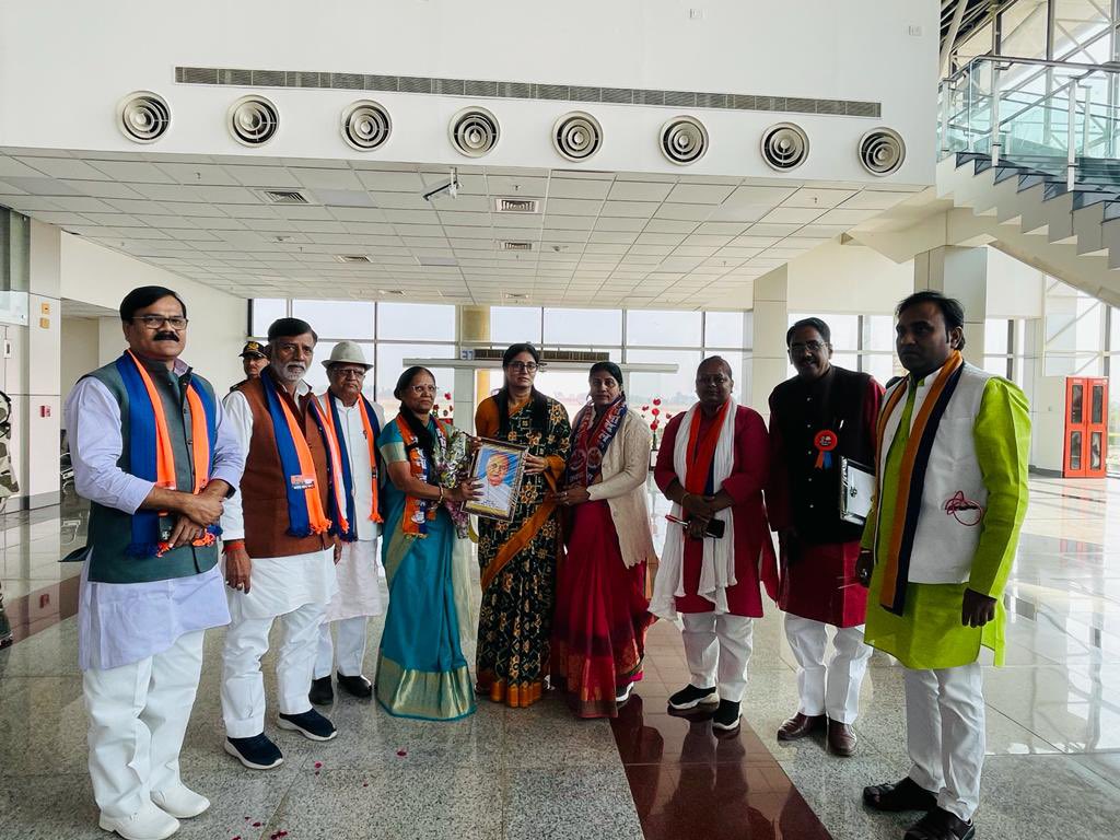 ApnaDalMP's tweet photo. आज खजुराहो एयरपोर्ट पर कार्यकर्ताओं पदाधिकारियों एवं समर्थक साथियों द्वारा मा. राष्ट्रीय अध्यक्ष श्रीमती अनुप्रिया पटेल जी का आत्मीय स्वागत । 
@AnupriyaSPatel https://t.co/4QLL01t1WY