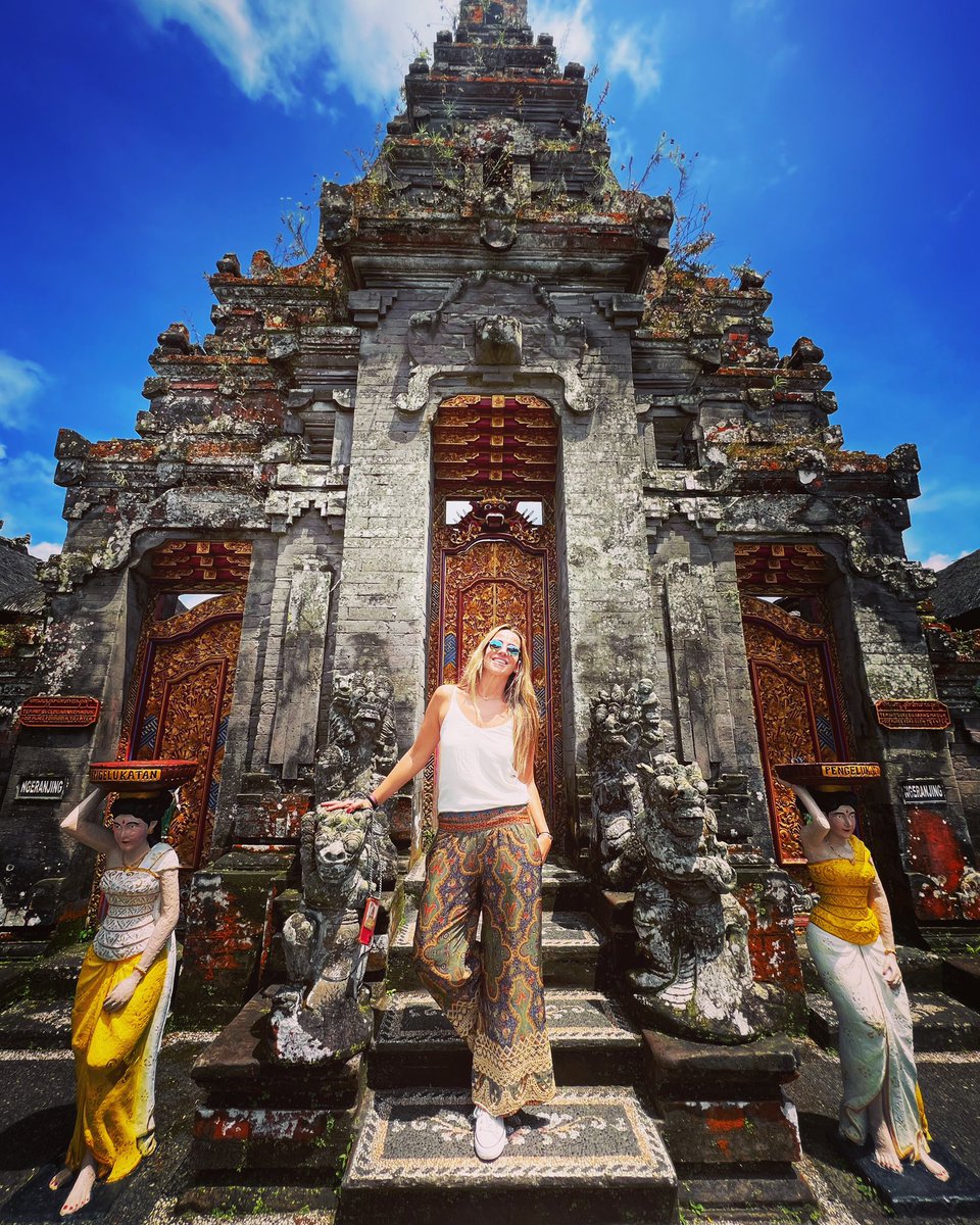 Eat, Pray and Love 🍝🙏♥️ 🇮🇩 My favorite movie. #Bali is one of the places I was looking forward to visit. #UlunDanu was built in adoration of the Goddess Danu,queen of water,lakes and rivers. #RedLipsPorElMundo💋💄#RedLipsAlways #MyLifeAroudTheWorld #TravelAddict 🗺📌 @crisainz