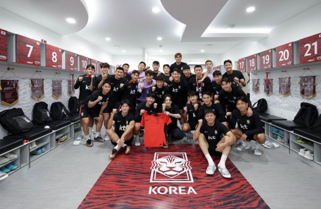 offbeatquiz's tweet photo. Jungkook with the South Korean men's football team . 
Cheers to the team !!!!
#JungKook #JungkookAtFIFAWorldCup https://t.co/6yNge5UeIV