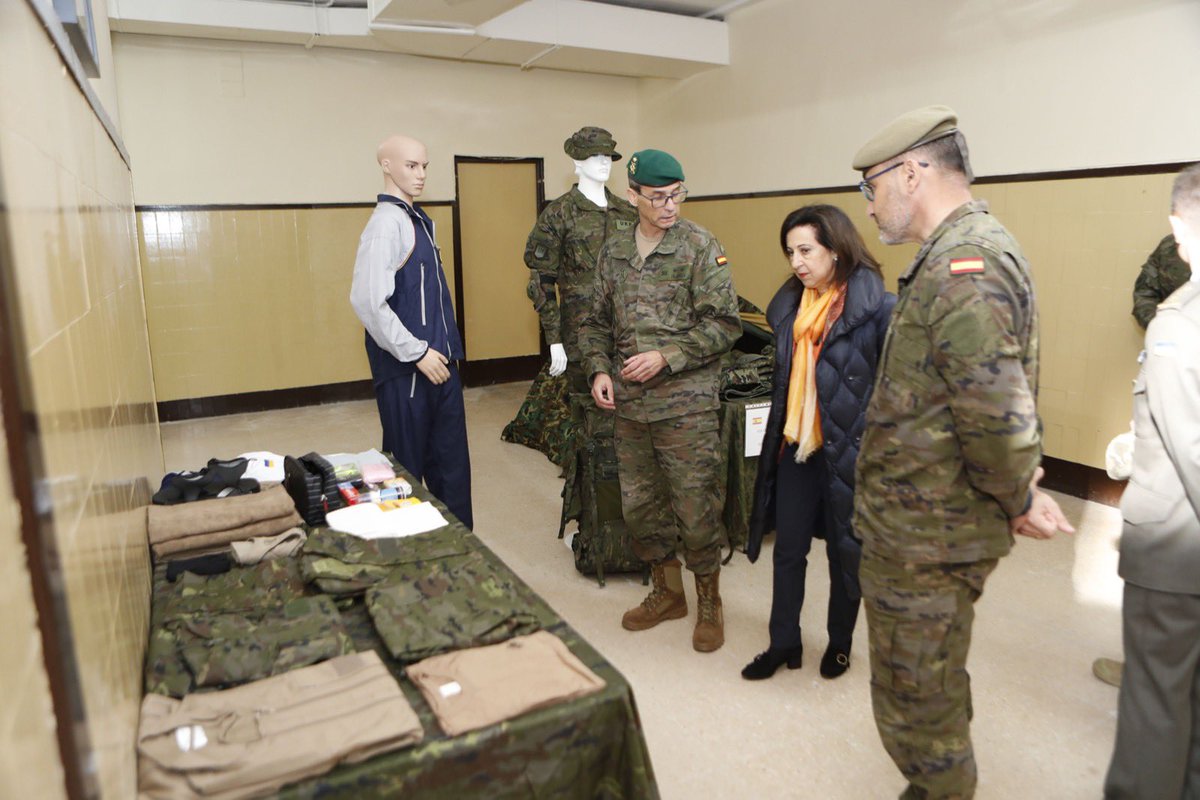 Defensagob's tweet photo. La ministra ha visitado las instalaciones del Centro de Adiestramiento de la Academia de Infantería de Toledo y pudo agradecer el trabajo del personal del @EjercitoTierra en la formación de militares ucranianos 🇺🇦, donde se imparte el "Toledo Training Command". https://t.co/NFKS3G9Vvk