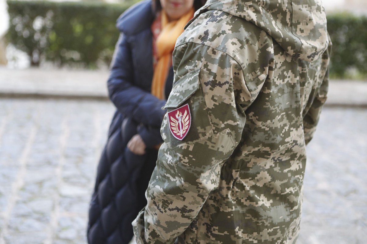 Defensagob's tweet photo. La ministra ha visitado las instalaciones del Centro de Adiestramiento de la Academia de Infantería de Toledo y pudo agradecer el trabajo del personal del @EjercitoTierra en la formación de militares ucranianos 🇺🇦, donde se imparte el "Toledo Training Command". https://t.co/NFKS3G9Vvk