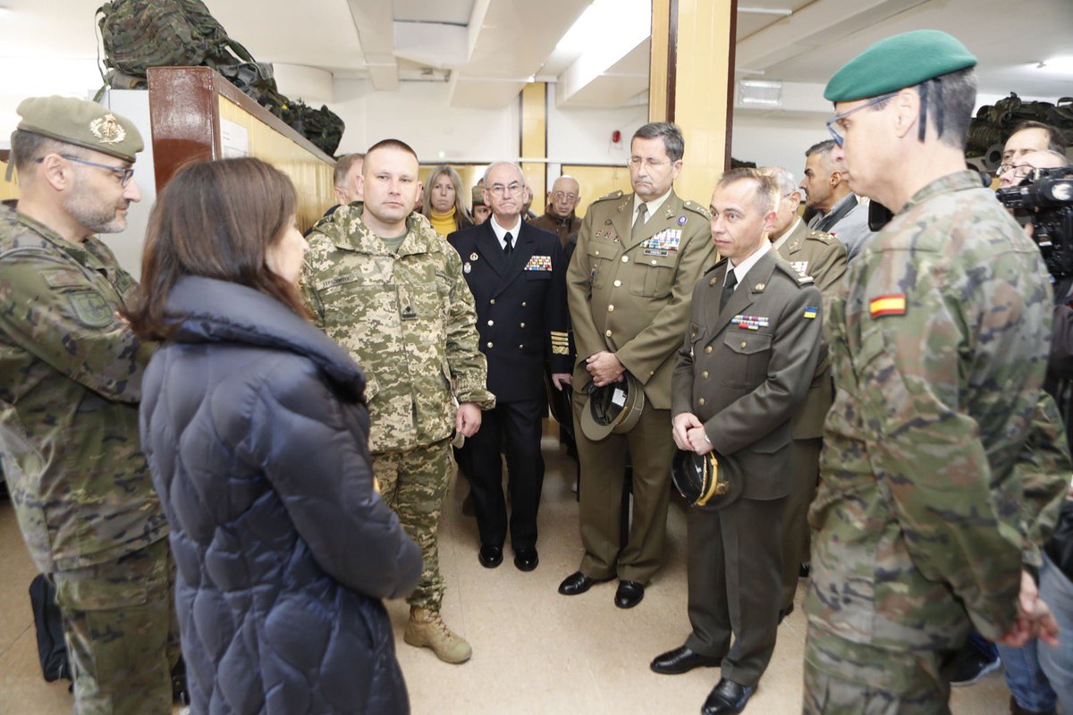 Defensagob's tweet photo. La ministra ha visitado las instalaciones del Centro de Adiestramiento de la Academia de Infantería de Toledo y pudo agradecer el trabajo del personal del @EjercitoTierra en la formación de militares ucranianos 🇺🇦, donde se imparte el "Toledo Training Command". https://t.co/NFKS3G9Vvk