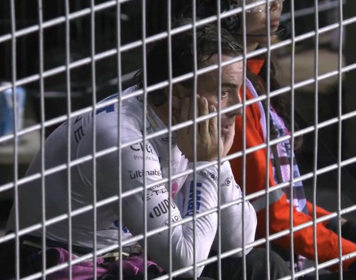 La pesadilla de <a href="/alo_oficial/">Fernando Alonso</a> en <a href="/AlpineF1Team/">BWT Alpine Formula One Team</a> ha terminado, ahora a pensar en verde <a href="/AstonMartinF1/">Aston Martin Aramco F1 Team</a> #AbuDhabiGP #f1 #alpinecaca #alpinetractor