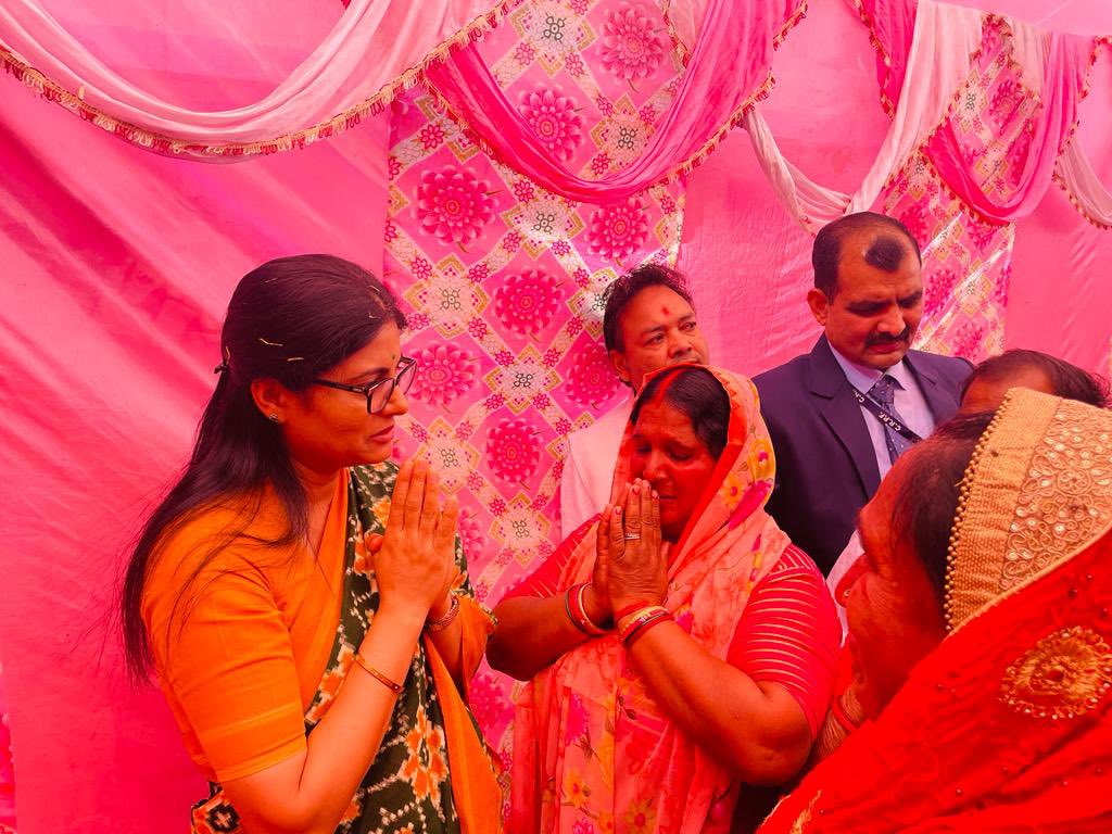 छतरपुर (म.प्र.) ग्रामसभा - बूढ़ा सटई रोड निवासी  नि.ज़िलाध्यक्ष <a href="/ApnaDalOfficial/">Apna Dal (S)</a> स्व.विष्णु पटेल जी के दुःखद निधन के बाद आज  राष्ट्रीय अध्यक्ष श्रीमती <a href="/AnupriyaSPatel/">Anupriya Patel</a> जी ने उनके आवास जाकर परिवारजनों से मिलकर शोक संवेदनाएं व्यक्त की।