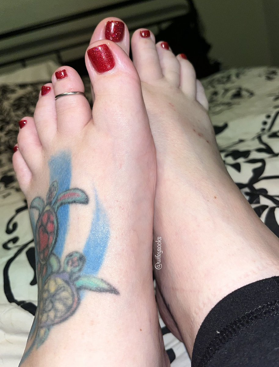WifeySocks's tweet photo. ❤️❄️ #curvywife #blacksocks #anklesocks #footlover #pedicure #toering #sotd https://t.co/1EFVuoOHdJ
