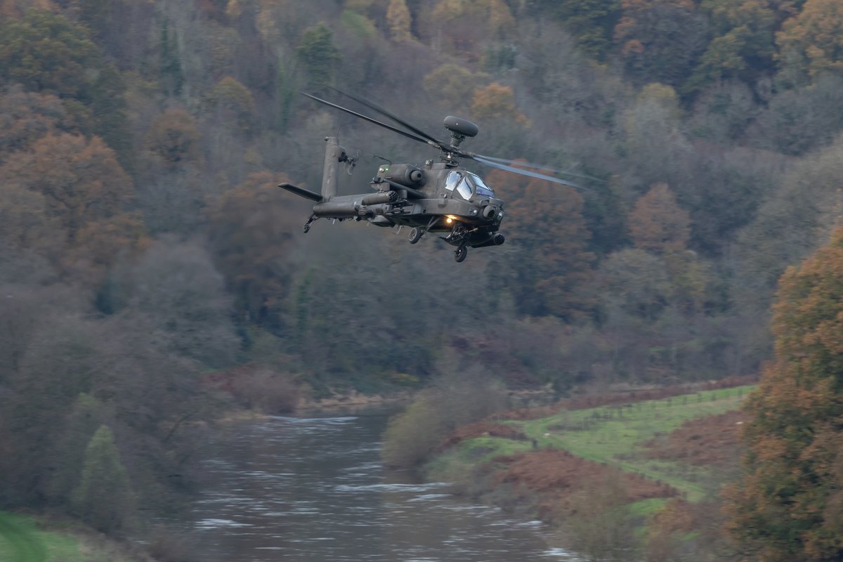 Low flying is an essential skill to evade enemy radar  📡 . Machete 1 is captured here winding it's way down the Wye Valley - fantastic training! 
#flyfightlead 
#armyaviation
#lowlevel

@1st_AviationBCT @ArmyAirCorps *Photo credit to @the_dark_photographer_in_wales on IG 👏🏼