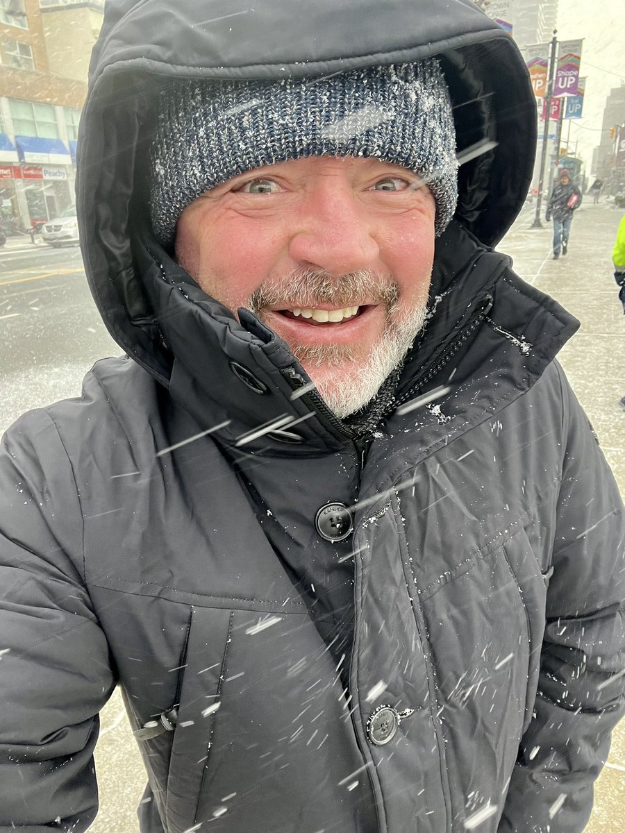 ReganTetlow's tweet photo. Today I am not too hot. #winterintoronto https://t.co/ItyQhxvC1K