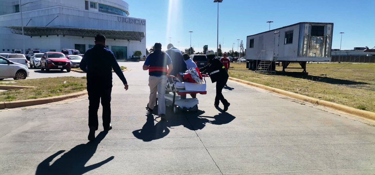 CEPCDurango's tweet photo. Hoy se apoyó con el traslado de una menor de 17 años originaria de Santiago Papasquiaro al @DgoHospital450, con probable traumatismo craneoencefálico, producto de accidente con múltiples lesionados, en conjunto con la tripulación aeromédica, se logró realizar con éxito. https://t.co/5jahiQHDzm