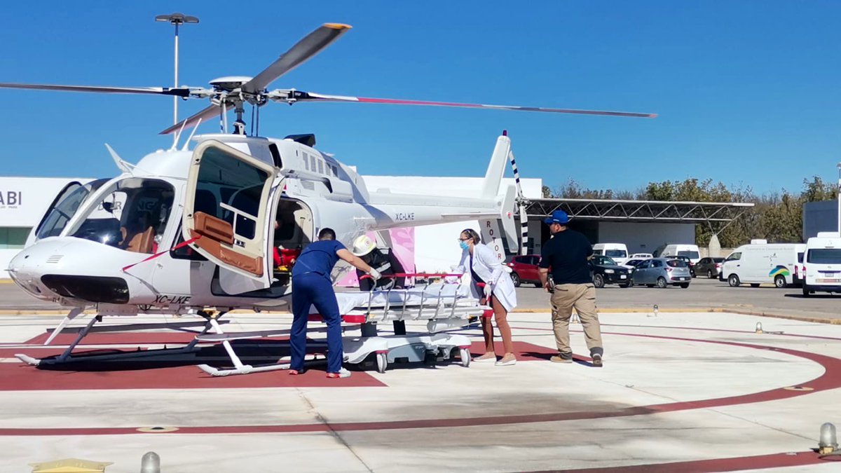 CEPCDurango's tweet photo. Hoy se apoyó con el traslado de una menor de 17 años originaria de Santiago Papasquiaro al @DgoHospital450, con probable traumatismo craneoencefálico, producto de accidente con múltiples lesionados, en conjunto con la tripulación aeromédica, se logró realizar con éxito. https://t.co/5jahiQHDzm