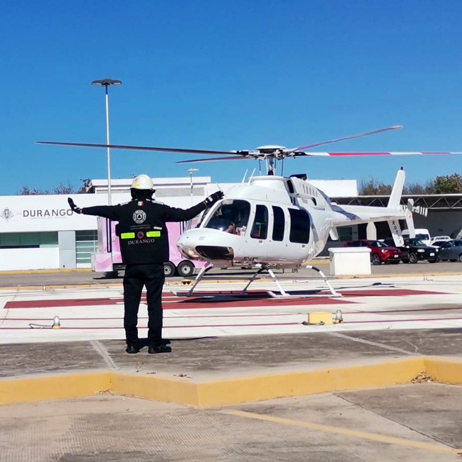 CEPCDurango's tweet photo. Hoy se apoyó con el traslado de una menor de 17 años originaria de Santiago Papasquiaro al @DgoHospital450, con probable traumatismo craneoencefálico, producto de accidente con múltiples lesionados, en conjunto con la tripulación aeromédica, se logró realizar con éxito. https://t.co/5jahiQHDzm