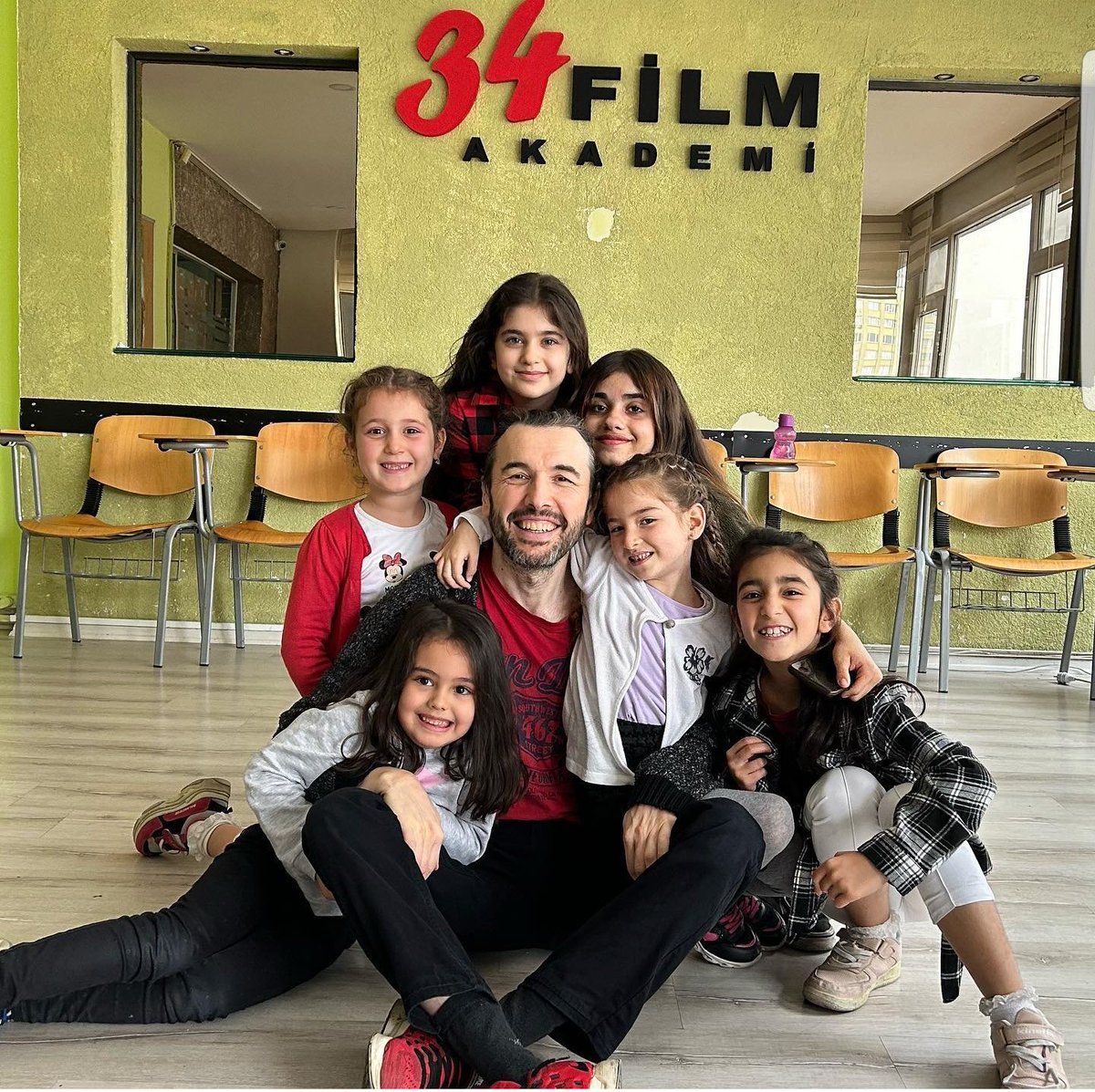 erguntino's tweet photo. 1 #çocuk sana geleceğini emanet ediyorsa onu hayal kırıklığına uğratamazsın. O yüzden varız @34filmacademy @hamdibor HAYALLERİNİ SUSTURMA! #dizi #dizioyunculuk #sinema #tutku #Kameraonuoyunculuk #tiyatro #pedagoji @reha_ozcan @serrafine @MehmetAliDim @haldundomac @Kahraman_Hlsclk https://t.co/dBdFn1EWyB