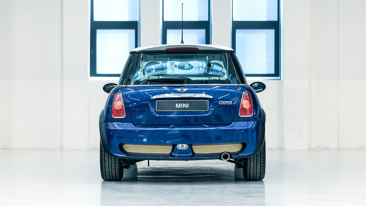 MINI's tweet image. You guessed it! 

It’s The Italian Job MINI Cooper. From gold details on the rear to a *double* steering wheel inside.

Read more on this stunt hero at MINI Insider: bit.ly/3WRkCfn

#ItalianJob #MINI #MINIIcons
