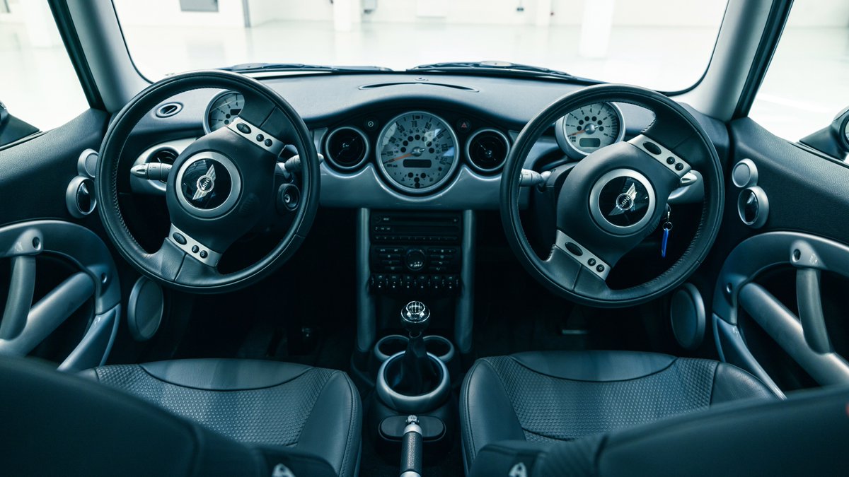 MINI's tweet image. You guessed it! 

It’s The Italian Job MINI Cooper. From gold details on the rear to a *double* steering wheel inside.

Read more on this stunt hero at MINI Insider: bit.ly/3WRkCfn

#ItalianJob #MINI #MINIIcons