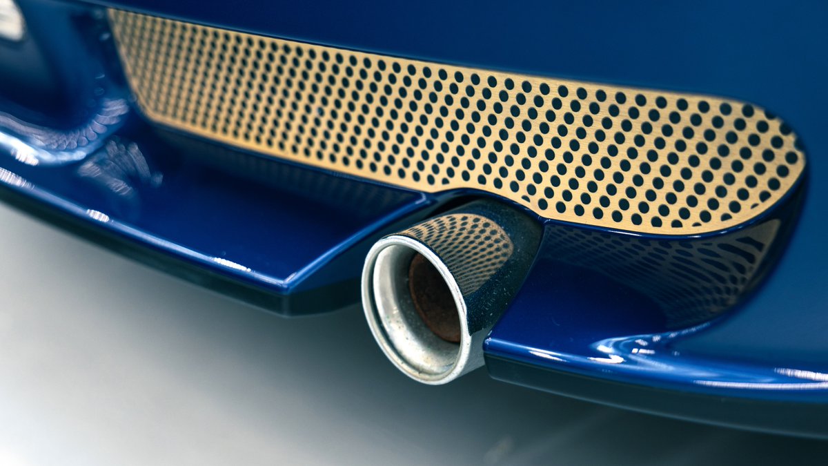 MINI's tweet image. You guessed it! 

It’s The Italian Job MINI Cooper. From gold details on the rear to a *double* steering wheel inside.

Read more on this stunt hero at MINI Insider: bit.ly/3WRkCfn

#ItalianJob #MINI #MINIIcons