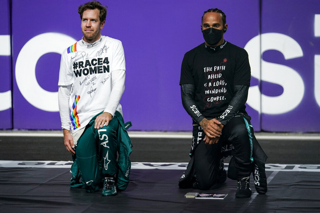 My favourite Sewis moment, when Seb moved from his spot to come kneel next to Lewis, at the Saudi Arabian GP 2021 🥹❤️

#DankeSeb