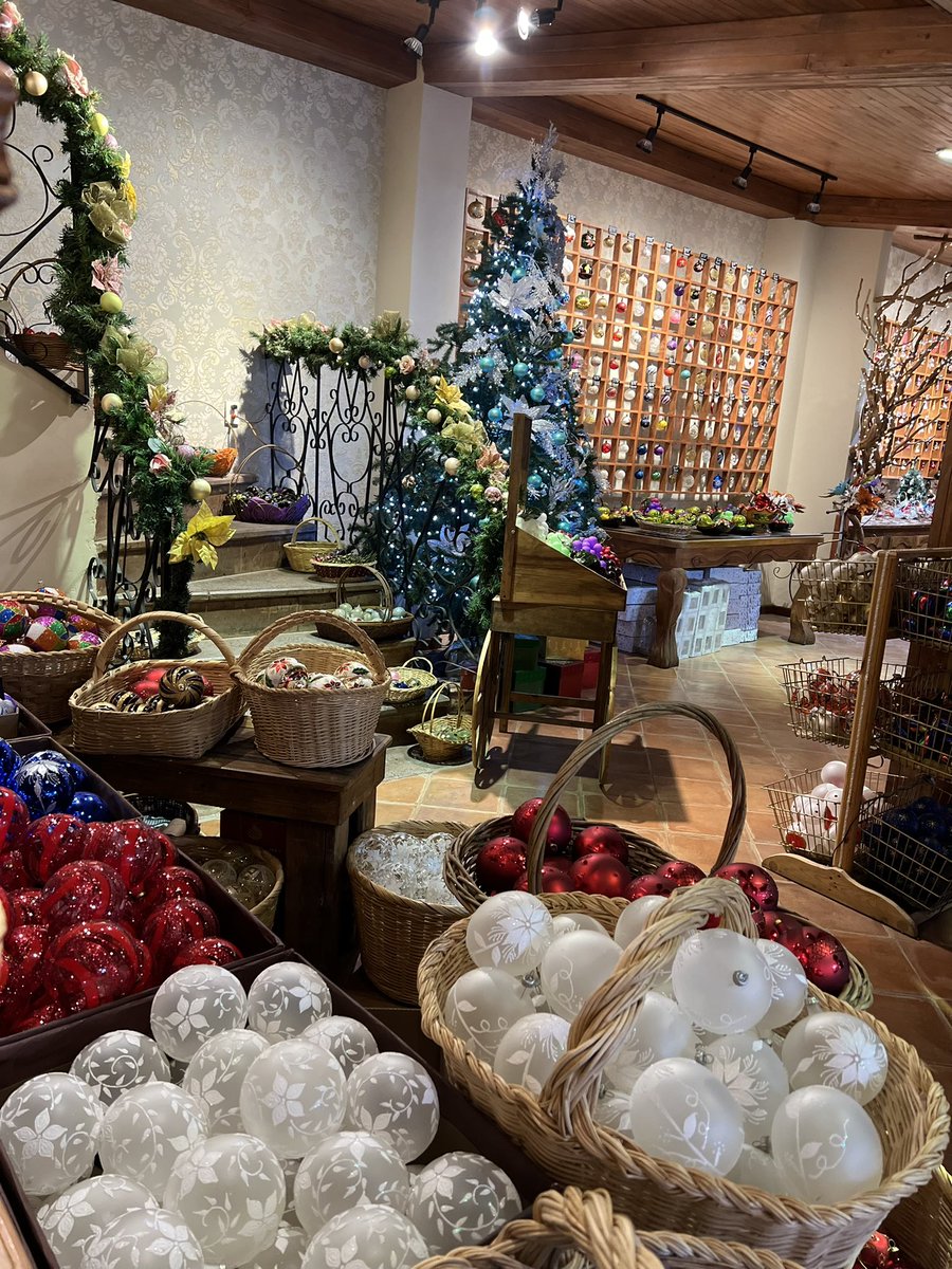 OCTAVIORAYON's tweet photo. La Navidad tiene su mundo en Tlalpujahua. La fábrica de mis papás, la más antigua, 45 años haciendo las esferas de navidad más hermosas. https://t.co/QpnGGCUsL4 #Navidad #Tlalpujahua https://t.co/OknQy6VhfE