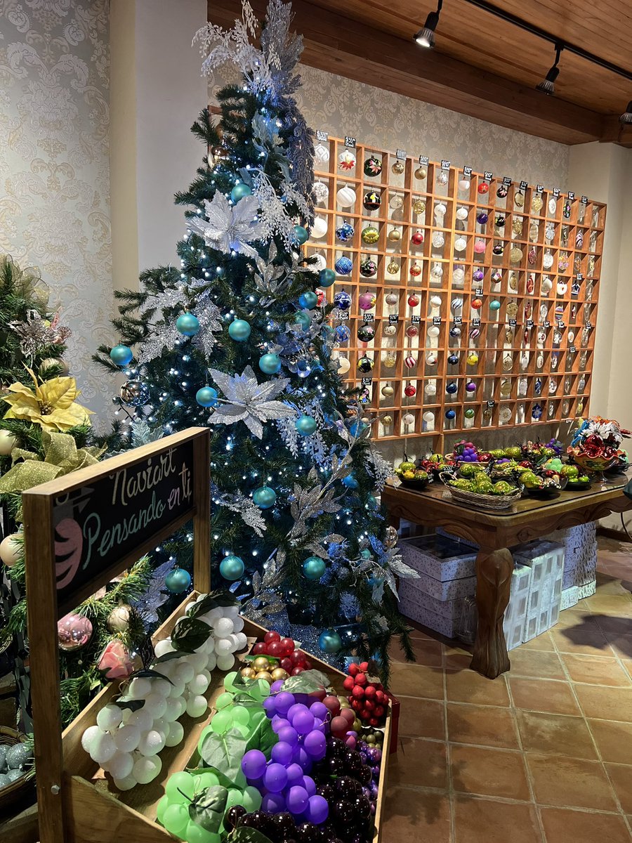 OCTAVIORAYON's tweet photo. La Navidad tiene su mundo en Tlalpujahua. La fábrica de mis papás, la más antigua, 45 años haciendo las esferas de navidad más hermosas. https://t.co/QpnGGCUsL4 #Navidad #Tlalpujahua https://t.co/OknQy6VhfE