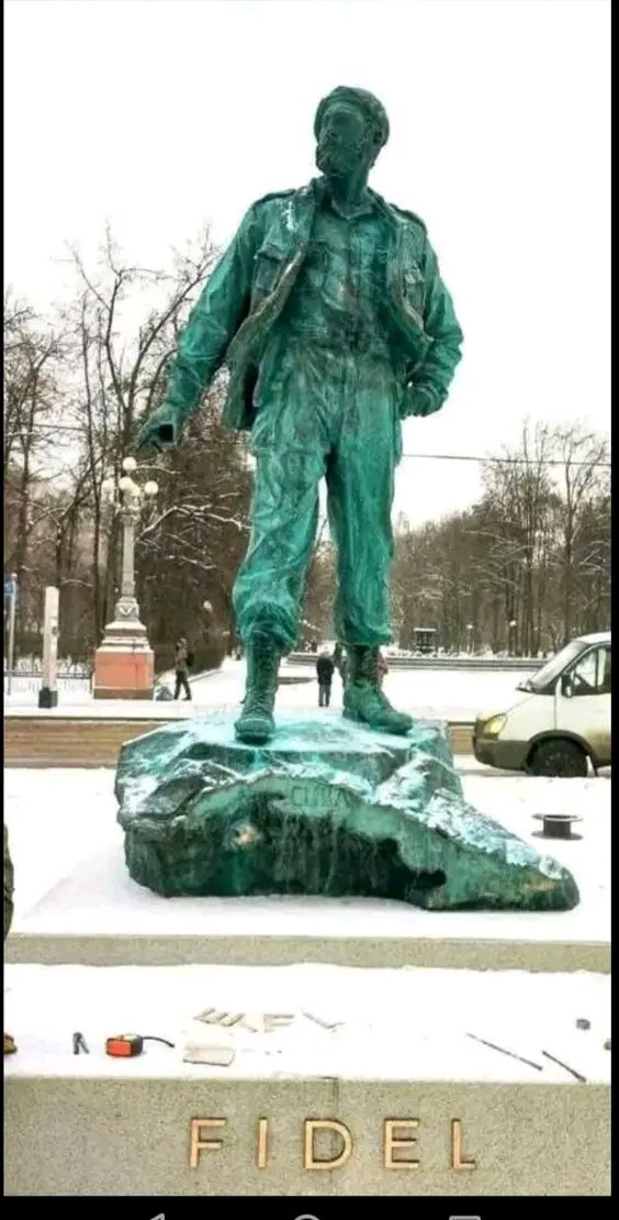 SalomnMontoya1's tweet photo. Impresionante esta estatua de #FidelPorSiempre en #Rusia. #CubaPorLaPaz https://t.co/BO6Estyulb