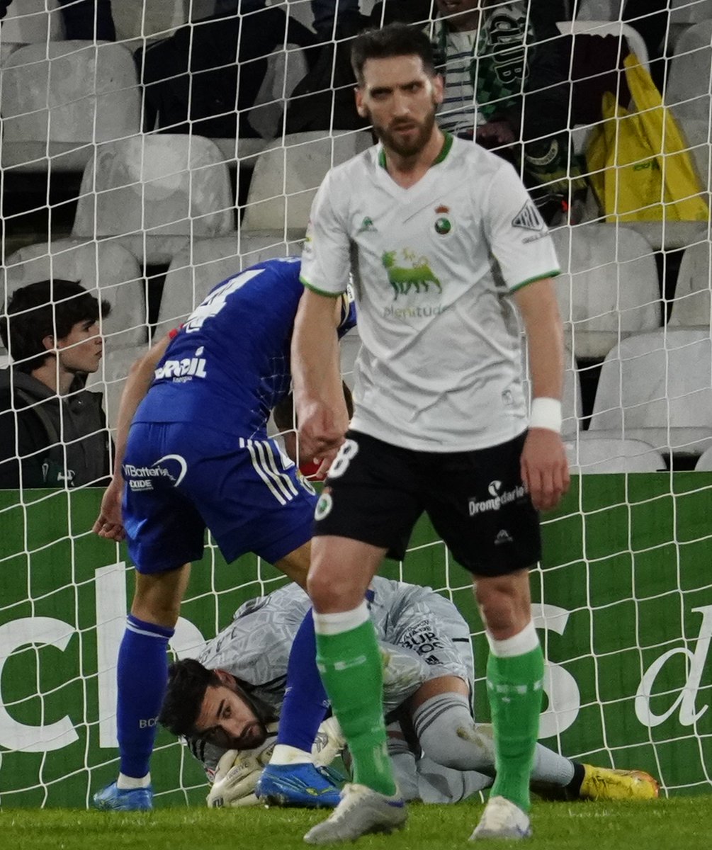 LaLiga2's tweet image. 'El balón es suyo, su tesoro'. ⚽️💍😉
🧤 @Jose13Caro

#LaLigaSmartBank 
#RacingBurgosCF